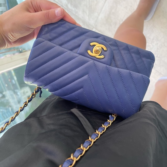 CHANEL Mini Lambskin flap bag - Picture 8 of 11